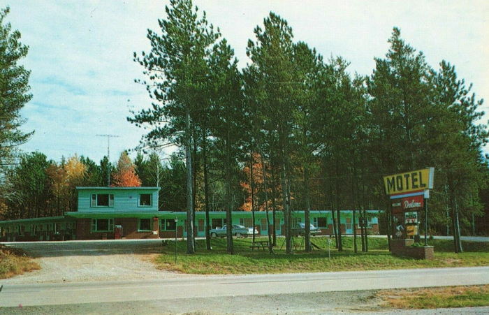Bay View Motel (Delona Motel) - Old Postcard View (newer photo)